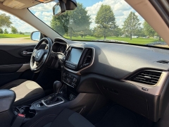 Used 2017  Jeep Cherokee 4d SUV 4WD Latitude V6 at Rooster Auto Sales near Vinton&comma; IA