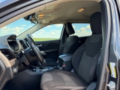 Used 2017  Jeep Cherokee 4d SUV 4WD Latitude V6 at Rooster Auto Sales near Vinton&comma; IA