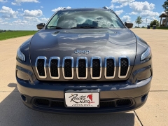 Used 2017  Jeep Cherokee 4d SUV 4WD Latitude V6 at Rooster Auto Sales near Vinton&comma; IA