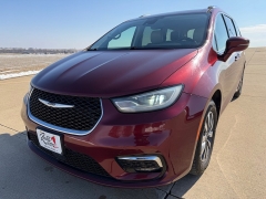 Used 2021  Chrysler Pacifica Touring L FWD at Rooster Auto Sales near Vinton&comma; IA