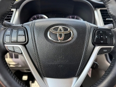 Used 2014  Toyota Highlander 4d SUV AWD LE Plus at Rooster Auto Sales near Vinton&comma; IA