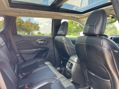 Used 2019 Jeep Cherokee 4d SUV 4WD Latitude Plus 3.2L at Rooster Auto Sales near Vinton, IA