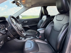 Used 2019  Jeep Cherokee 4d SUV 4WD Latitude Plus Altitude 2&period;4L at Rooster Auto Sales near Vinton&comma; IA
