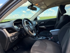 Used 2017  Jeep Cherokee 4d SUV 4WD Latitude V6 at Rooster Auto Sales near Vinton&comma; IA