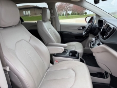 Used 2021  Chrysler Pacifica Touring L FWD at Rooster Auto Sales near Vinton&comma; IA