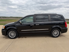 Used 2016  Chrysler Town & Country 4d Wagon Touring L at Rooster Auto Sales near Vinton&comma; IA