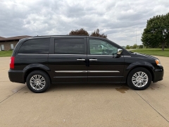 Used 2016  Chrysler Town & Country 4d Wagon Touring L at Rooster Auto Sales near Vinton&comma; IA
