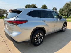 Used 2022  Toyota Highlander Hybrid XLE AWD at Rooster Auto Sales near Vinton&comma; IA