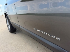 Used 2019  Jeep Cherokee 4d SUV 4WD Latitude Plus Altitude 2&period;4L at Rooster Auto Sales near Vinton&comma; IA