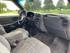 Used 2002 Chevrolet S10 Pickup 4WD Ext Cab at Rooster Auto Sales near Vinton, IA