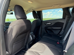 Used 2017  Jeep Cherokee 4d SUV 4WD Latitude V6 at Rooster Auto Sales near Vinton&comma; IA