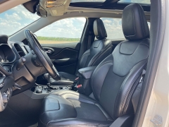 Used 2019 Jeep Cherokee 4d SUV 4WD Latitude Plus 3.2L at Rooster Auto Sales near Vinton, IA