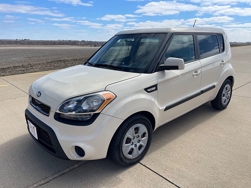 Used 2013  Kia Soul 4d Hatchback Base Auto at Rooster Auto Sales near Vinton, IA