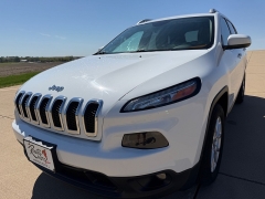 Used 2015  Jeep Cherokee 4d SUV FWD Latitude V6 at Rooster Auto Sales near Vinton&comma; IA