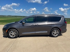 Used 2017 Chrysler Pacifica 4d Wagon Limited at Rooster Auto Sales near Vinton, IA