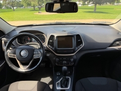 Used 2017  Jeep Cherokee 4d SUV 4WD Latitude V6 at Rooster Auto Sales near Vinton&comma; IA