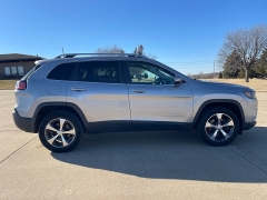 Used 2019  Jeep Cherokee 4d SUV 4WD Limited 3&period;2L at Rooster Auto Sales near Vinton&comma; IA