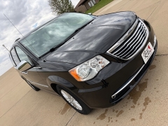 Used 2016  Chrysler Town & Country 4d Wagon Touring L at Rooster Auto Sales near Vinton&comma; IA