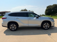Used 2022  Toyota Highlander Hybrid XLE AWD at Rooster Auto Sales near Vinton&comma; IA