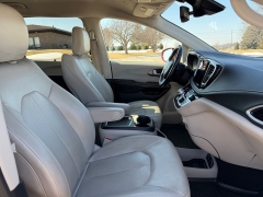 Used 2021  Chrysler Pacifica Touring L FWD at Rooster Auto Sales near Vinton&comma; IA