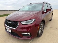 Used 2021  Chrysler Pacifica Touring L FWD at Rooster Auto Sales near Vinton&comma; IA