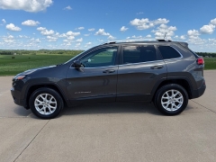 Used 2017  Jeep Cherokee 4d SUV 4WD Latitude V6 at Rooster Auto Sales near Vinton&comma; IA