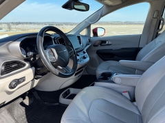 Used 2021  Chrysler Pacifica Touring L FWD at Rooster Auto Sales near Vinton&comma; IA