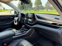 Used 2022  Toyota Highlander Hybrid XLE AWD at Rooster Auto Sales near Vinton&comma; IA
