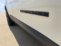 Used 2019 Jeep Cherokee 4d SUV 4WD Latitude Plus 3.2L at Rooster Auto Sales near Vinton, IA
