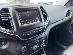 Used 2019  Jeep Cherokee 4d SUV 4WD Latitude Plus Altitude 2&period;4L at Rooster Auto Sales near Vinton&comma; IA