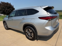 Used 2022  Toyota Highlander Hybrid XLE AWD at Rooster Auto Sales near Vinton&comma; IA