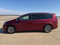 Used 2021  Chrysler Pacifica Touring L FWD at Rooster Auto Sales near Vinton&comma; IA