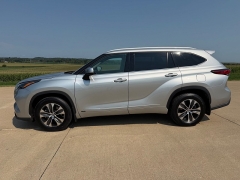 Used 2022  Toyota Highlander Hybrid XLE AWD at Rooster Auto Sales near Vinton&comma; IA