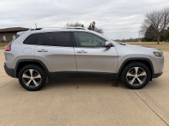 Used 2019  Jeep Cherokee 4d SUV 4WD Limited 3&period;2L at Rooster Auto Sales near Vinton&comma; IA