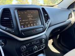 Used 2015  Jeep Cherokee 4d SUV FWD Latitude V6 at Rooster Auto Sales near Vinton&comma; IA