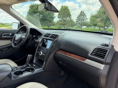 Used 2017  Ford Explorer 4d SUV 4WD Platinum at Rooster Auto Sales near Vinton&comma; IA