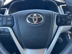 Used 2014 Toyota Highlander 4d SUV AWD XLE at Rooster Auto Sales near Vinton, IA