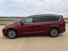 Used 2021  Chrysler Pacifica Touring L FWD at Rooster Auto Sales near Vinton&comma; IA