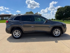 Used 2017  Jeep Cherokee 4d SUV 4WD Latitude V6 at Rooster Auto Sales near Vinton&comma; IA