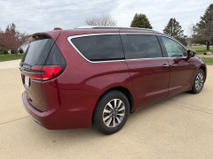 Used 2021  Chrysler Pacifica Touring L FWD at Rooster Auto Sales near Vinton&comma; IA