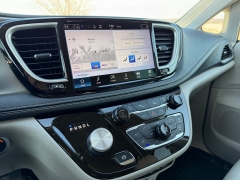 Used 2021  Chrysler Pacifica Touring L FWD at Rooster Auto Sales near Vinton&comma; IA