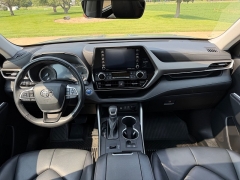 Used 2022  Toyota Highlander Hybrid XLE AWD at Rooster Auto Sales near Vinton&comma; IA