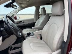 Used 2021  Chrysler Pacifica Touring L FWD at Rooster Auto Sales near Vinton&comma; IA