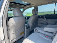 Used 2010 Toyota Highlander 4d SUV AWD SE at Rooster Auto Sales near Vinton, IA