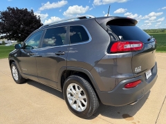 Used 2017  Jeep Cherokee 4d SUV 4WD Latitude V6 at Rooster Auto Sales near Vinton&comma; IA