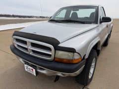 Used 2001  Dodge Dakota 4WD Reg Cab Sport at Rooster Auto Sales near Vinton&comma; IA