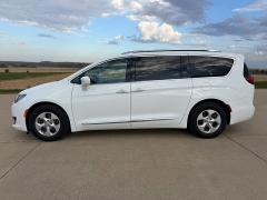 Used 2017  Chrysler Pacifica 4d Wagon Touring-L Plus at Rooster Auto Sales near Vinton&comma; IA