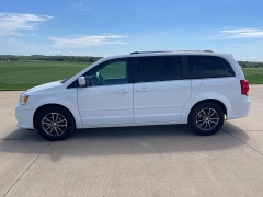 Used 2016 Dodge Grand Caravan 4d Wagon SXT at Rooster Auto Sales near Vinton, IA