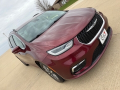Used 2021  Chrysler Pacifica Touring L FWD at Rooster Auto Sales near Vinton&comma; IA