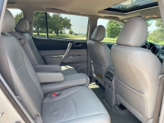 Used 2010 Toyota Highlander 4d SUV AWD SE at Rooster Auto Sales near Vinton, IA